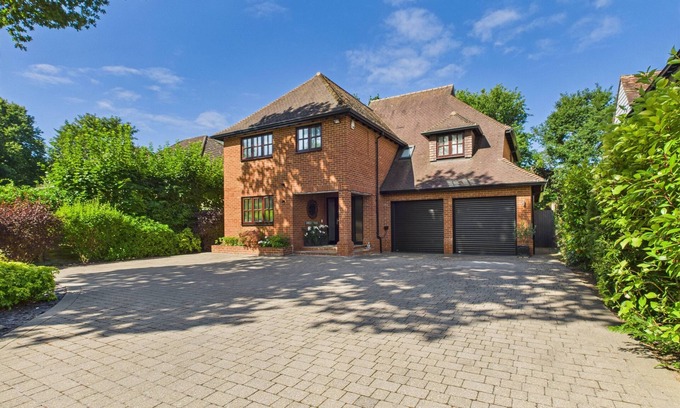 West Byfleet House | 3 Bed Luxury Family Home, with Self-Check in & Direct Train to London