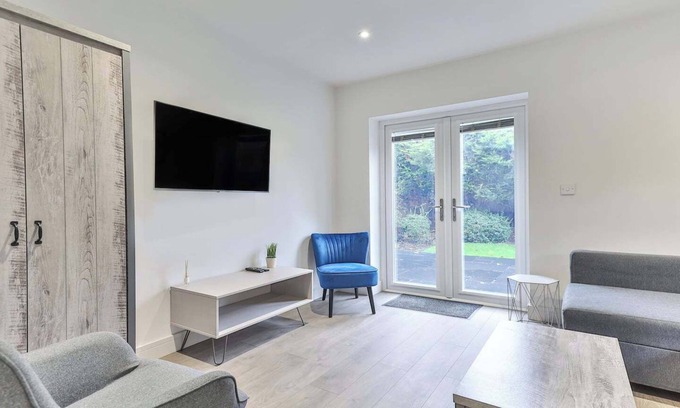 Handsworth House | 3 Bed Refurbished, Modern House, WiFi, Patio area