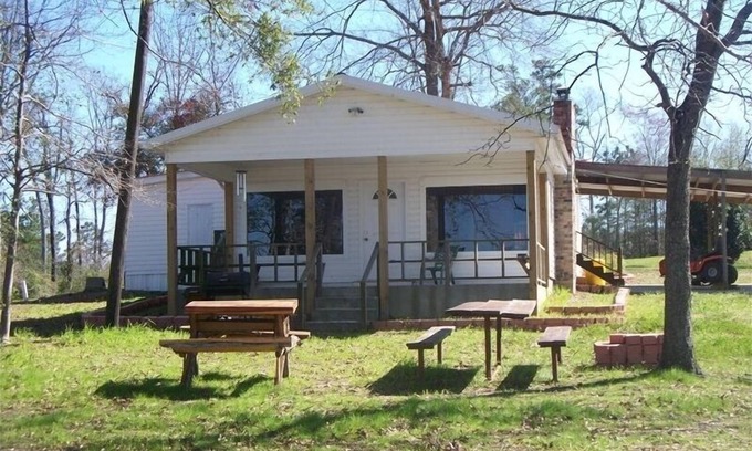 Zwolle House | 3 bedroom, 2 bath home with Awesome Lake Views and Your Very Own Private Pier.