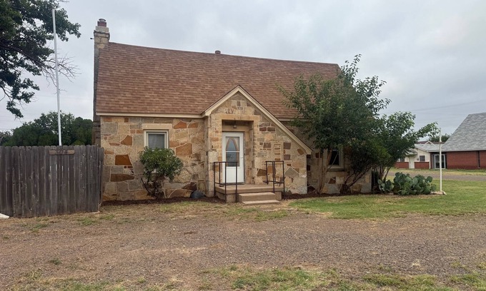 Crowell House | 3 bedroom/2 bath, two story rock house is ready to accodomate you and your crew!