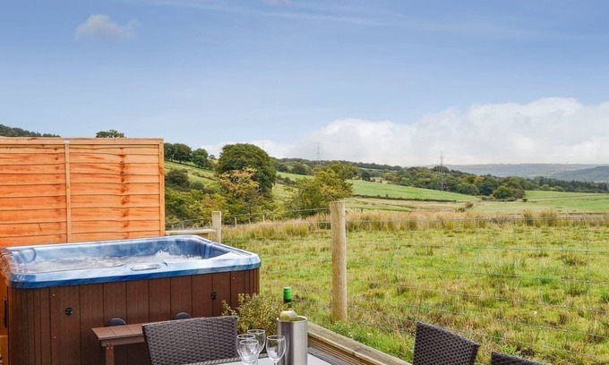Fintry House | 3 bedroom 2 bathroom Clyde lodge with hottub and excellent views