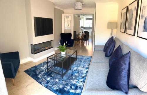 Longcroft House | 3 bedroom - 2 bathroom Townhouse in Corstorphine Near Murrayfield Stadium - Direct Bus To Edinburgh City Centre in 20 Minutes - Two Private Parking Spaces - Private Sunny Garden - Recently Refurbished