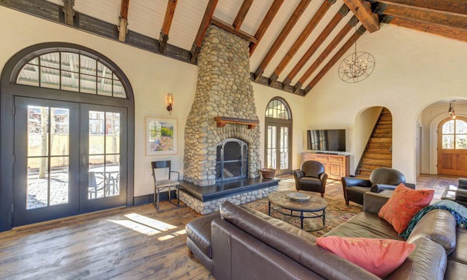 Buena Vista House | 3-bedroom, 3.5-bathroom luxury residence sleeps up to 7 guests