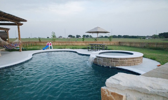 McLennan County Other | 3-bedroom 3-bath farmhouse Option with Hot Tub, Game room and Fireplace!