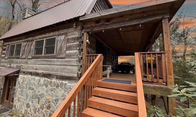 Wolf Laurel Cabin | 3 Bedroom + 3 Bathroom with Hot Tub - Ski Access less than 1 mile!