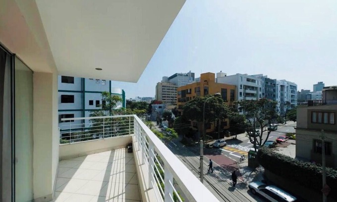 Miraflores Condo | 3-Bedroom 4-Bath condo 2 blocks from sea in Miraflores with WiFi and Balcony