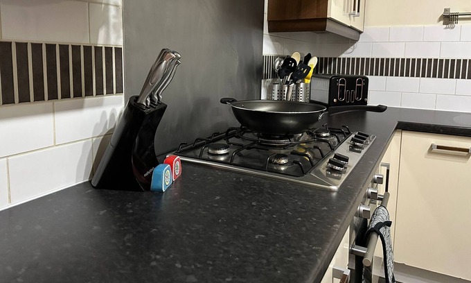 Bramcote House | 3 Bedroom Annex with Ensuites, free parking and large living space