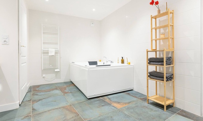 Paray-le-Monial Apartment | 3-bedroom apartment in Paray-le-Monial with AC, WiFi ,SPA and private parking