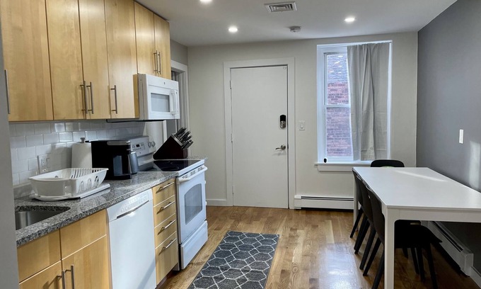 Central Square Apartment | 3 Bedroom Apt in Central Cambridge, walk to Harvard/MIT, in-unit laundry & A/C