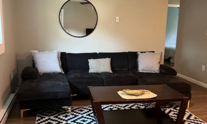 Gansevoort Apartment | 3-bedroom beautiful apartment 10 mins from track, SPAC, & Saratoga Springs w/AC