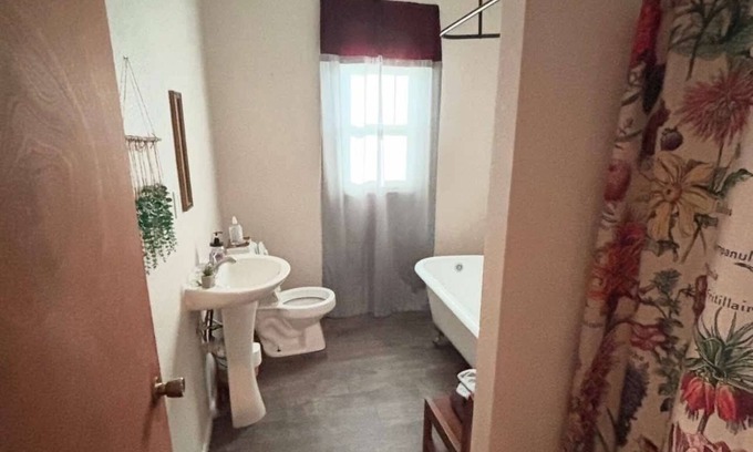 Fourmile House | 3-Bedroom Cottage, Peaceful setting, Close to Parks, 2 min. from Bell Theatre