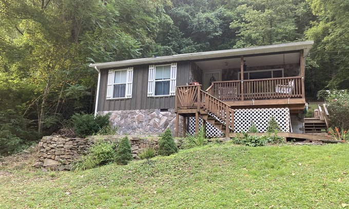 Prince Cottage | 3 Bedroom Cottage with riverfront in New River Gorge