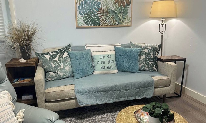 Tropic Cottage | 3-bedroom Cozy cottage in Eau Gallie District, POOL,Pickleball/basketball courts