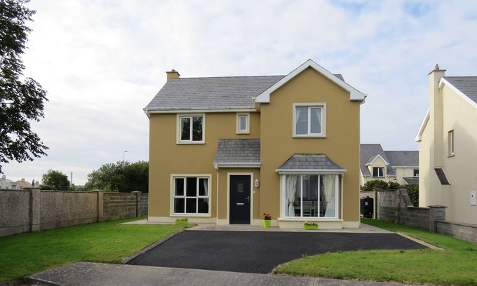 Doonbeg House | 3 bedroom detached with private parking