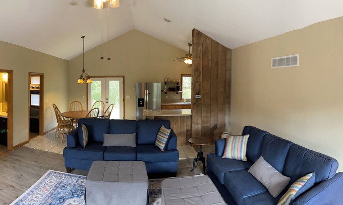 Hermann House | 3-bedroom family friendly home on 4 acres near Hermann with WiFi, AC, deck