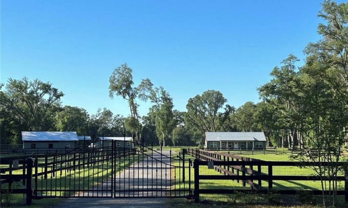 Fellowship Other | 3-bedroom farmhouse with 4 stalls! Minutes from WEC