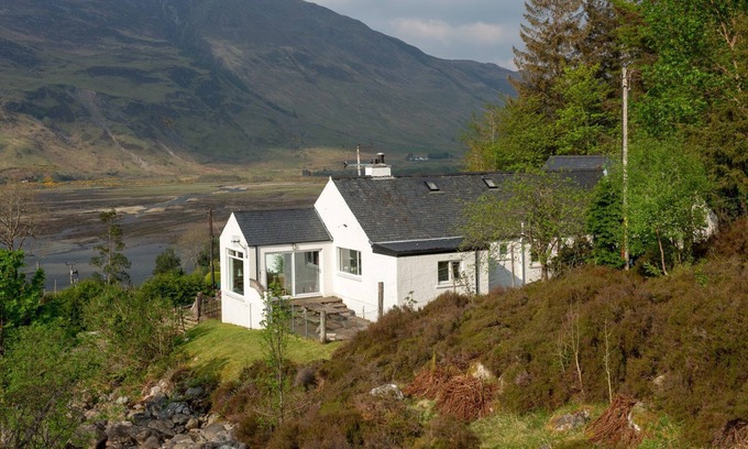 Invershiel Cottage | 3-bedroom Highland Cottage with panoramic views across mountains and Loch Duich