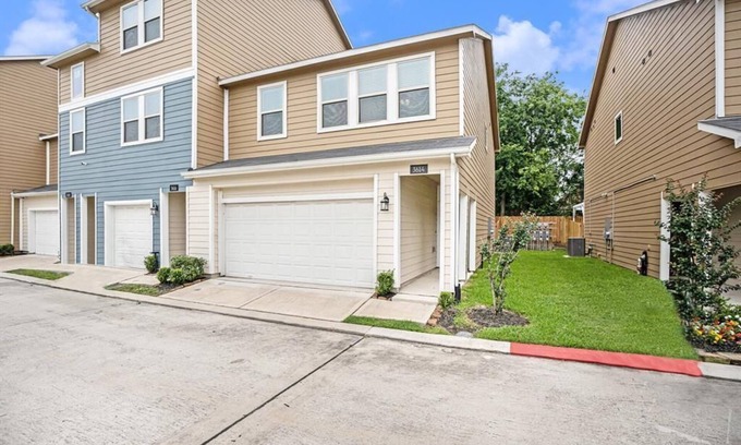 Pasadena House | 3 bedroom home in gated community