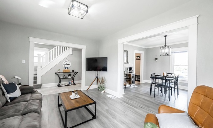 Lima House | 3 Bedroom Home. Near Downtown, UNOH, SRMC, LMH, Husky. Coffee and Tea Bar