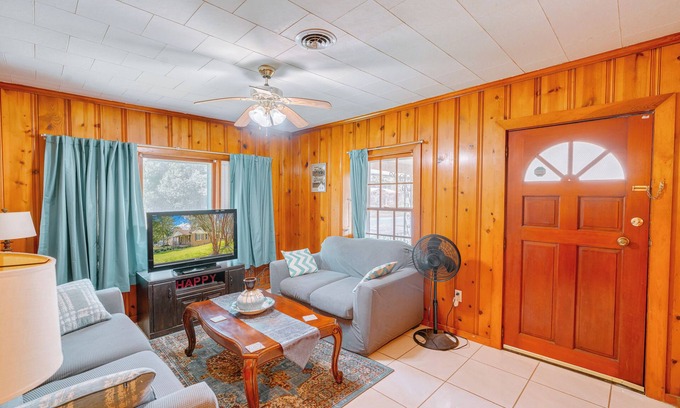 Chickasaw House | 3-bedroom house in awesome Chickasaw with WiFi, AC