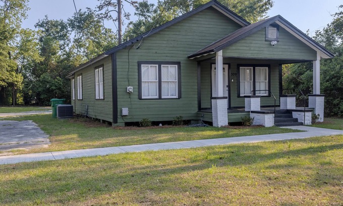 Valdosta House | 3-bedroom house in beautiful Valdosta with WiFi, AC. Enjoy your stay