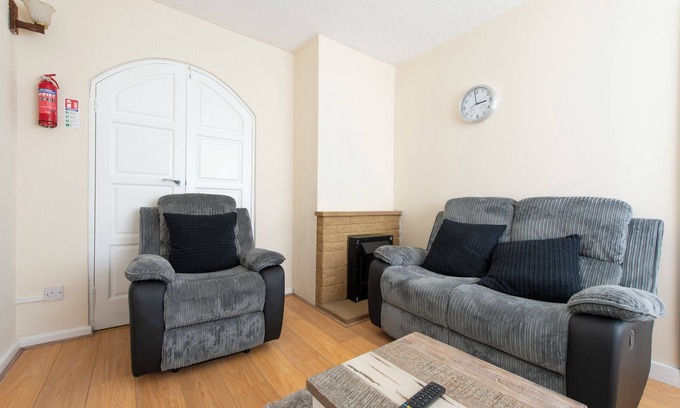 Abbey Wood House | 3 bedroom House, Near O2 Greenwich, Contractor and Family Friendly!