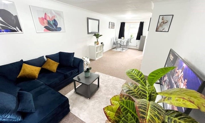 Chatham House | 3 Bedroom House With Free Parking