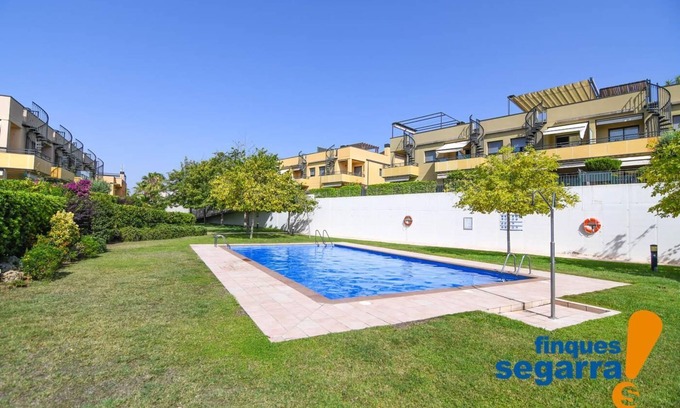 Comarruga Apartment | 3 bedroom penthouse, with communal pool and parking, 500m from the beach.
