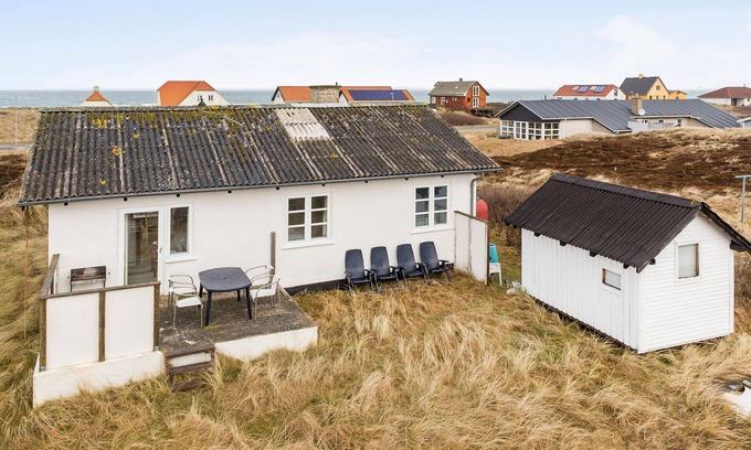 Lild Strand House | 3 bedroom pet friendly home in Frøstrup