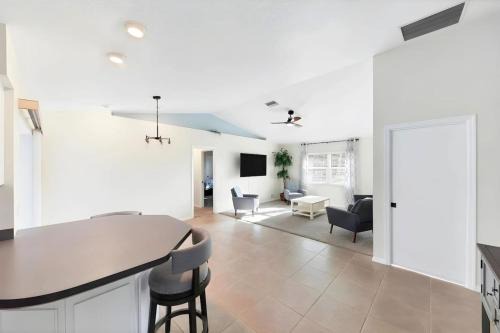 Englewood House | 3-Bedroom Private Pool