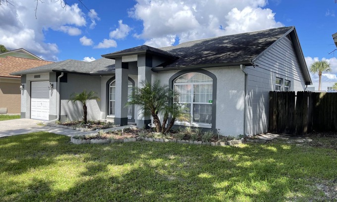 Carrollwood House | 3-bedroom vacation home 10 minutes from Raymond James Stadium
