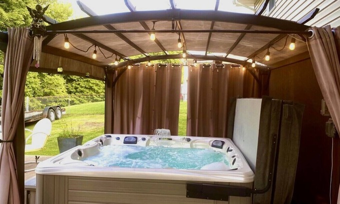 Bridgeport House | 3 Bedroom w/ Hot Tub, Fireplace! Pet Friendly!