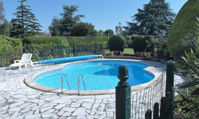 Floirac House | 3 bedroomed house with pool - a little bit of French tranquillity
