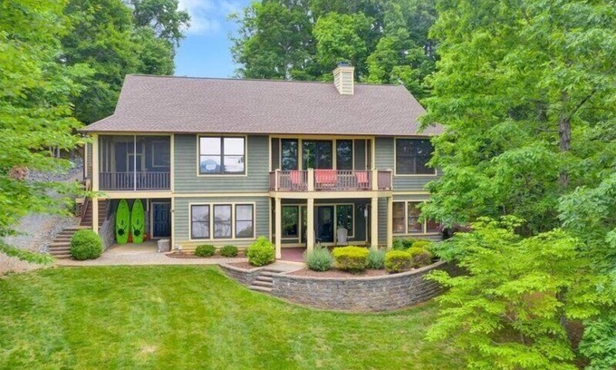 Moneta House | 3 Bedrooms, 1 Flex Room, 3 Bathrooms! Walk-in Water! Wifi! Ping Pong! Come Visit "Best Kept Secret