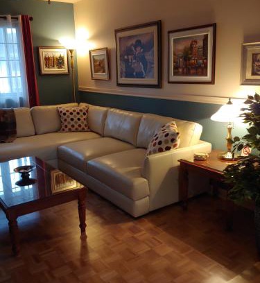 Saint-Laurent Apartment | 3 Bedrooms 3 beds near metro -2 Parking Free