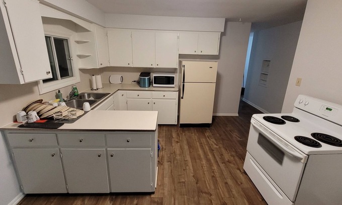 Highland Park House | 3 Bedrooms house right on bus stop and close to all attractions