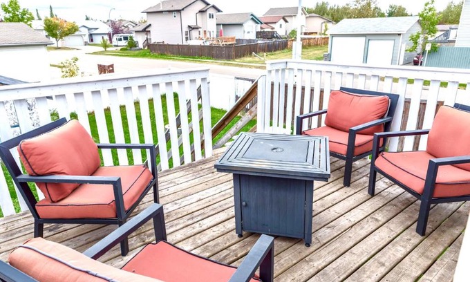 Grande Prairie Apartment | 3 beds , Private Cozy Patio , 4 mins drive to Starbucks