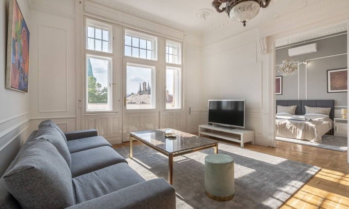 Nepszinhaz negyed Apartment | 3 BR Classical Apartment With a Modern Touch