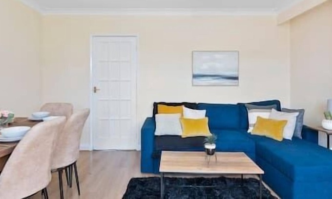 Turkey Street Apartment | 3-BR House with Large Garden Ideal for Comfort & Contractors