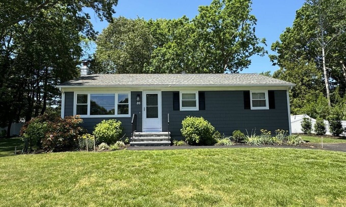Narragansett House | 3 BR ranch in Mettatuxet on large, private lot with bocce court & outdoor shower