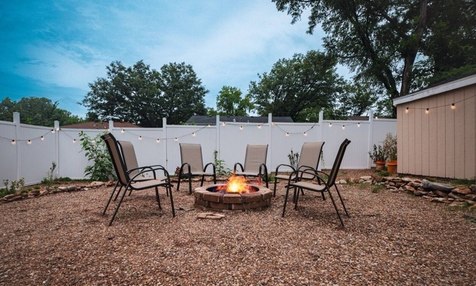 Lawrence House | 3 BR Urban Retreat: 5 beds -King, Queen, 2 Twins & sofa bed 3mi to KU & Downtown