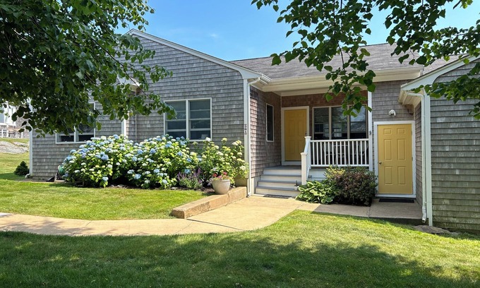 Easton's Point House | 3 BR -Walk to the beaches & Cliff walk. Quiet tree lined neighborhood!