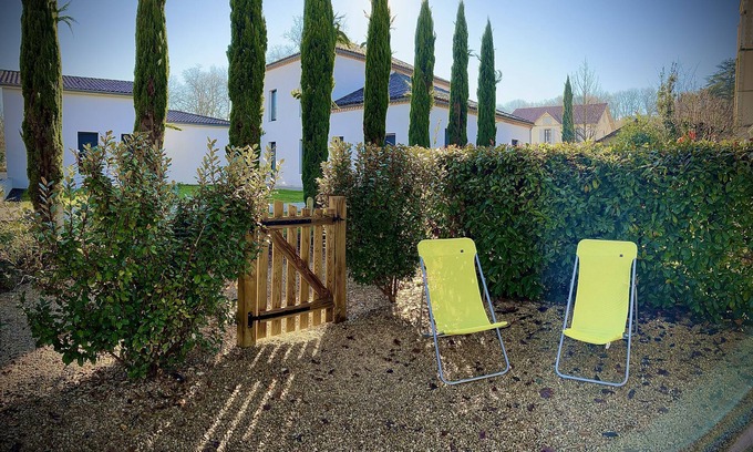 Eugenie-les-Bains Apartment | 3* gîte 50m from the spa, terrace, enclosed garden and private parking.