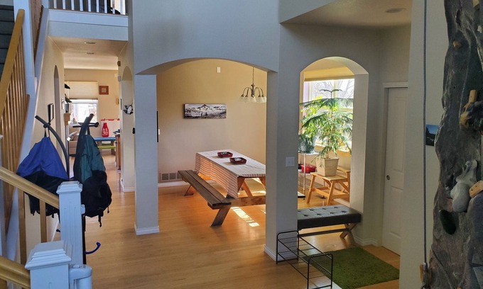 Lyons House | 3 Level House: 4 Bdrm/3.5 bath: Sleeps 8 n+2-4 possiblen-180 day minimum