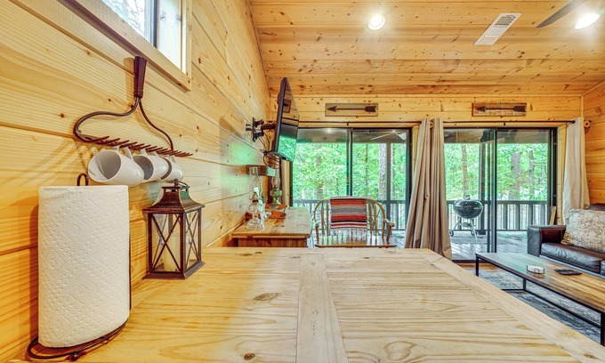 Broken Bow Cottage | 3 Mi to Beavers Bend State Park: Hot Tub Haven!