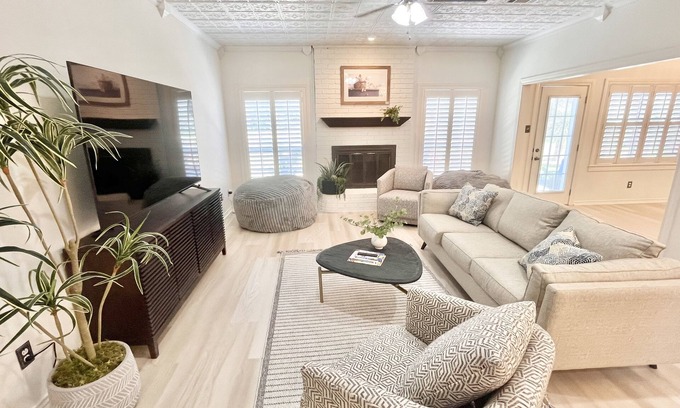 College Station House | 3 mi to Kyle Field, Farm house Ranchette, sleeps 20!