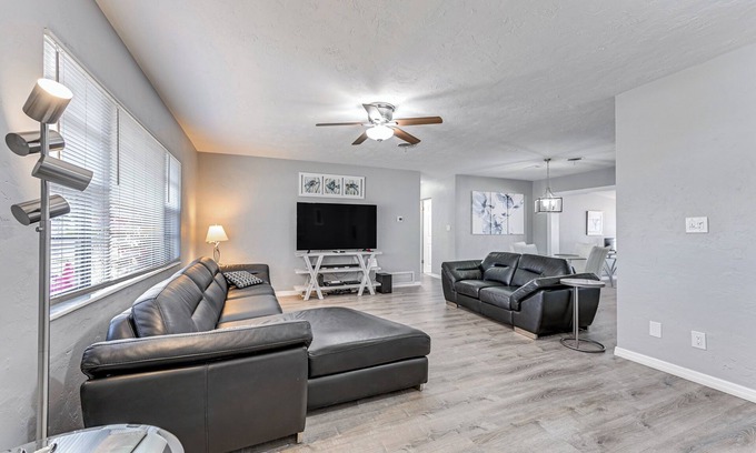 Venice Gardens House | 3 Mi to Venice Beach: Pet-Friendly Home w/Yard