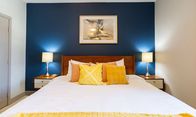 Fullerton Apartment | 3 Miles to Disney ✰HeatedPool ✰King Bed ✰Jacuzzi✰