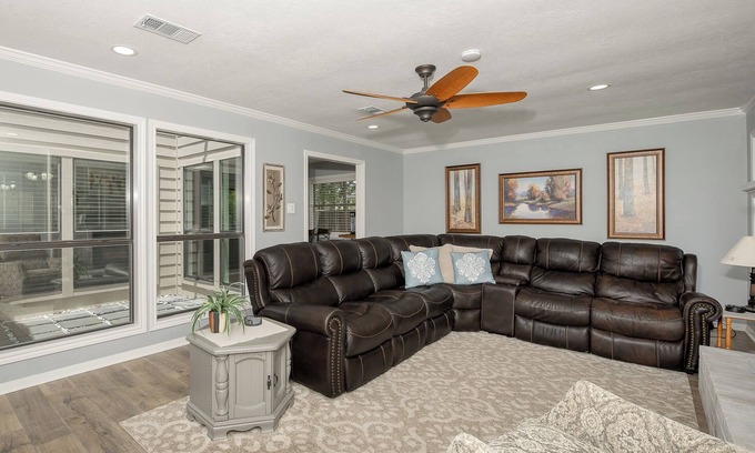 Southwood Valley House | ~ 3 miles to Kyle Field/TAMU ~ 8 min to Santa’s Wonderland ~