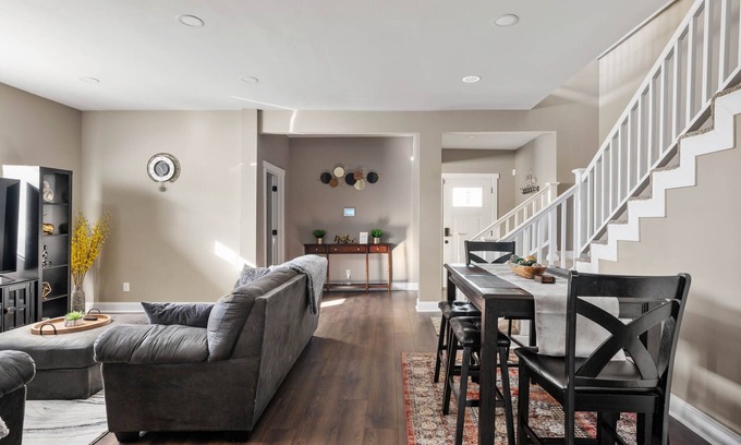 Fletcher Place House | 3 Mins to Downtown! Newly Remodel 2BR/2BR W/Jacuzzi & Deck